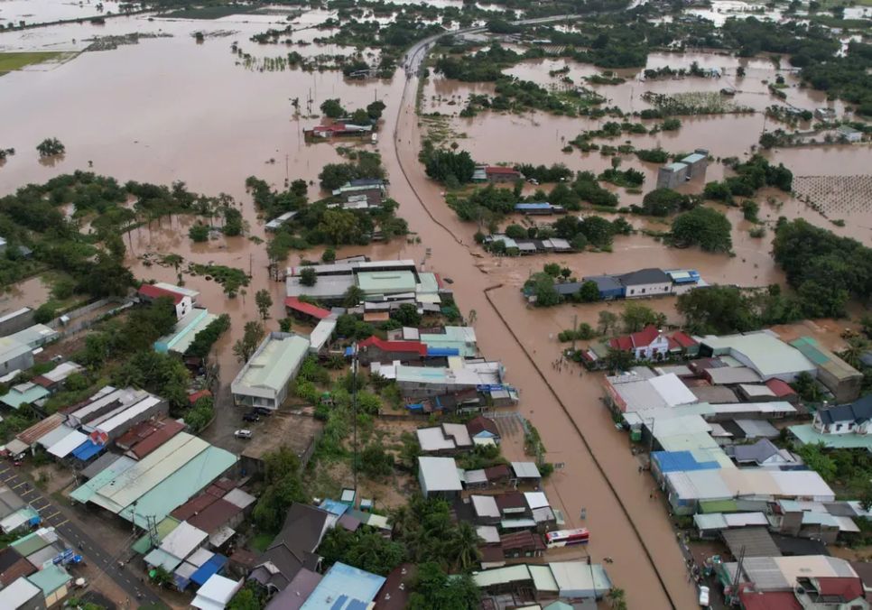 Mưa lũ, sạt lở lại hoành hành nhiều nơi