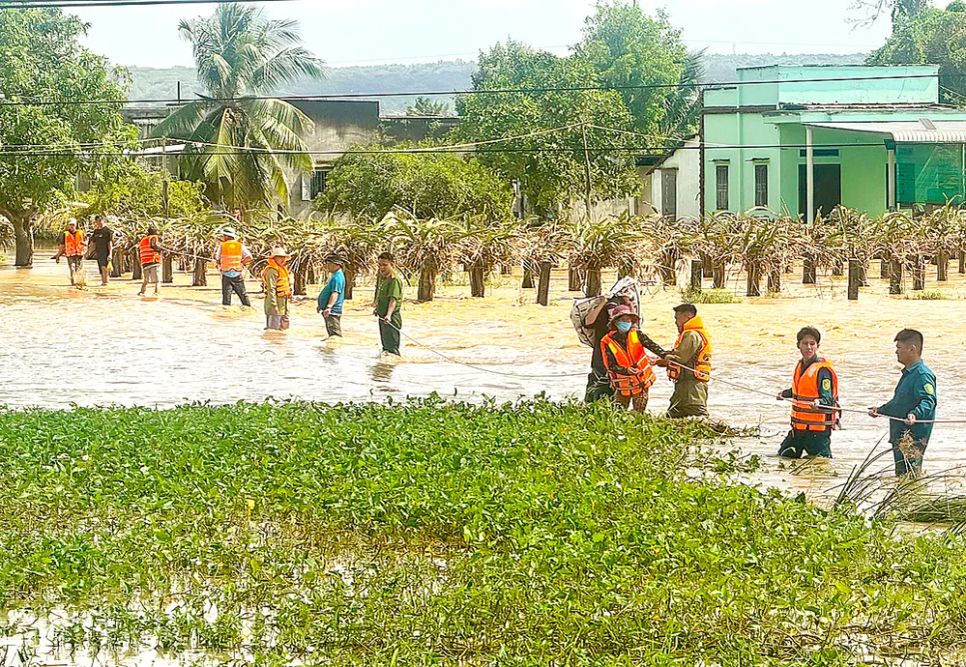 Mưa lũ, sạt lở lại hoành hành nhiều nơi