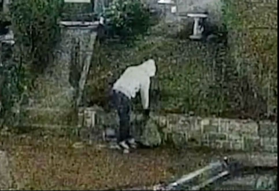 Hình ảnh trích xuất từ camera được công bố từ ngày 5-1-2021. Ảnh: FEDERAL BEUREAU OF INVESTIGATION Hình ảnh trích xuất từ camera được công bố từ ngày 5-1-2021. Ảnh: FEDERAL BEUREAU OF INVESTIGATION