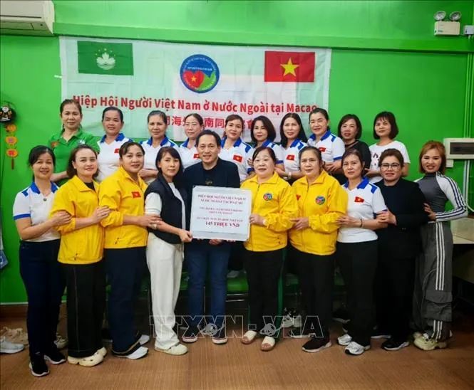Hiệp hội người Việt Nam ở nước ngoài tại Macau (Trung Quốc) ủng hộ đồng bào vùng lũ lụt ở Miền Trung-Tây Nguyên. Ảnh: TTXVN Hiệp hội người Việt Nam ở nước ngoài tại Macau (Trung Quốc) ủng hộ đồng bào vùng lũ lụt ở Miền Trung-Tây Nguyên. Ảnh: TTXVN