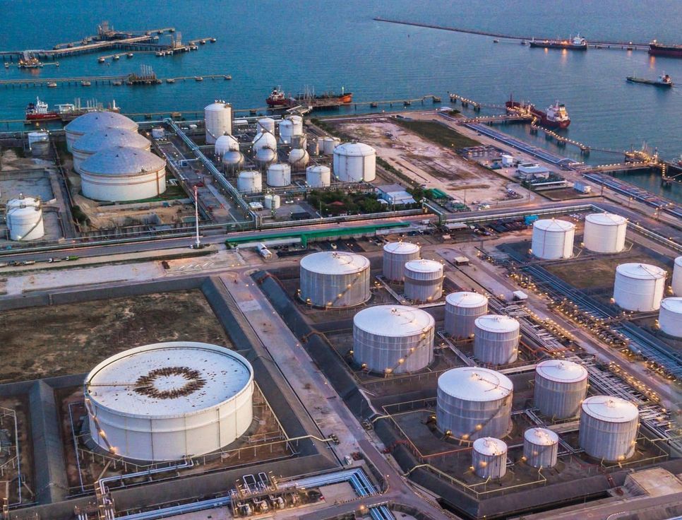 Giá dầu đi lên giữa kỳ vọng Fed nới lỏng tiền tệ và rủi ro nguồn cung Giá dầu đi lên giữa kỳ vọng Fed nới lỏng tiền tệ và rủi ro nguồn cung