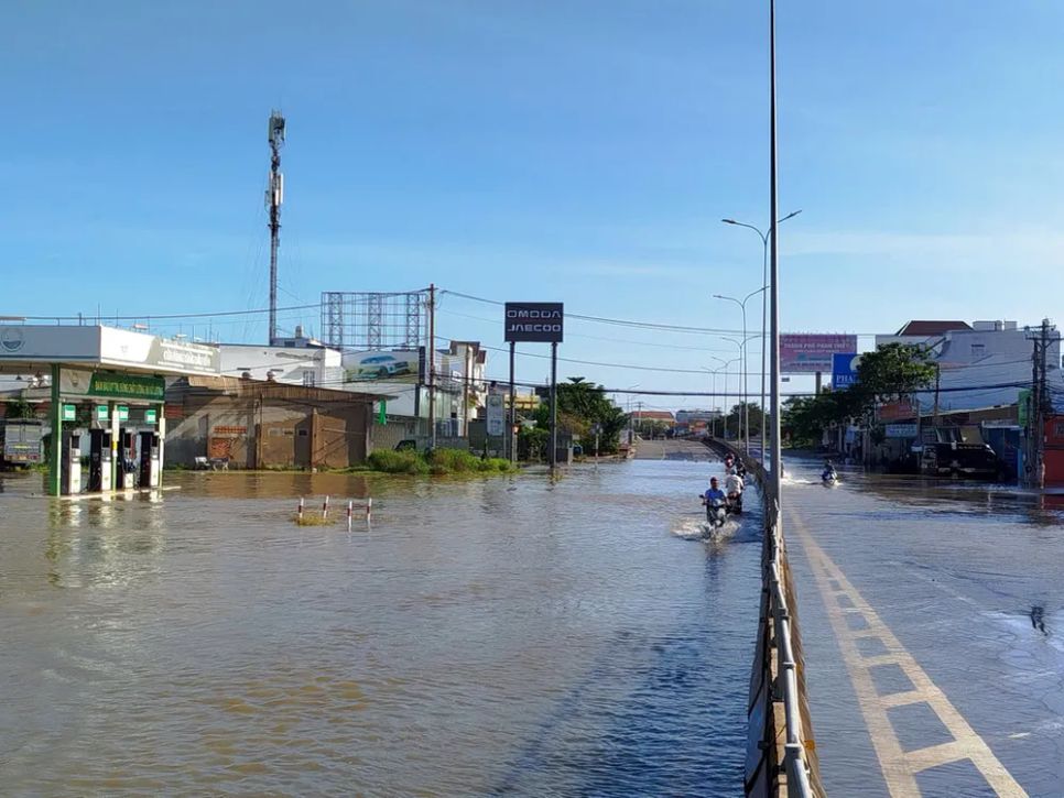 Nước lũ thượng nguồn đổ về, nhiều đoạn quốc lộ 1 ách tắc