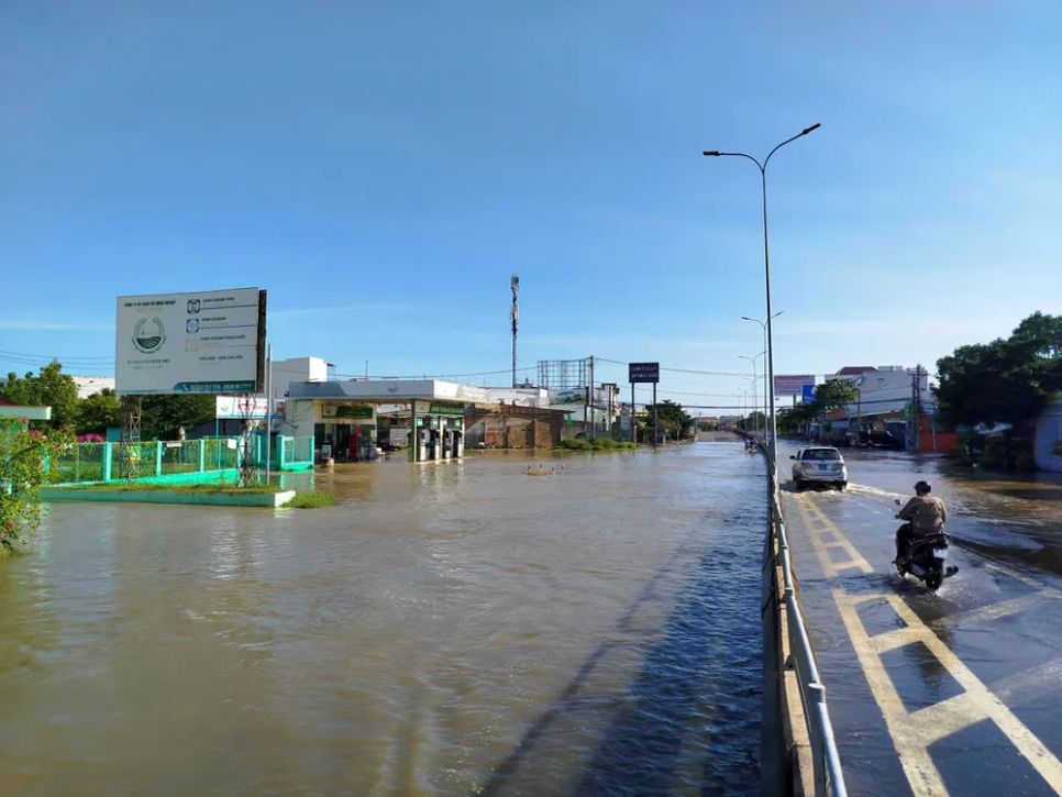 Nước lũ thượng nguồn đổ về, nhiều đoạn quốc lộ 1 ách tắc