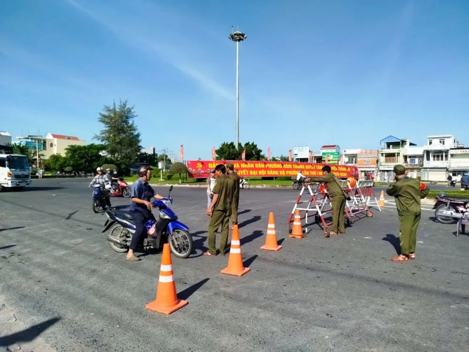 Nước lũ thượng nguồn đổ về, nhiều đoạn quốc lộ 1 ách tắc