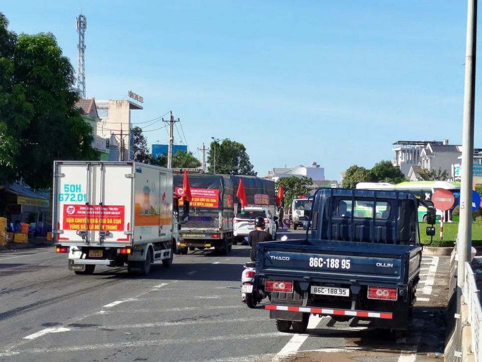 Nước lũ thượng nguồn đổ về, nhiều đoạn quốc lộ 1 ách tắc