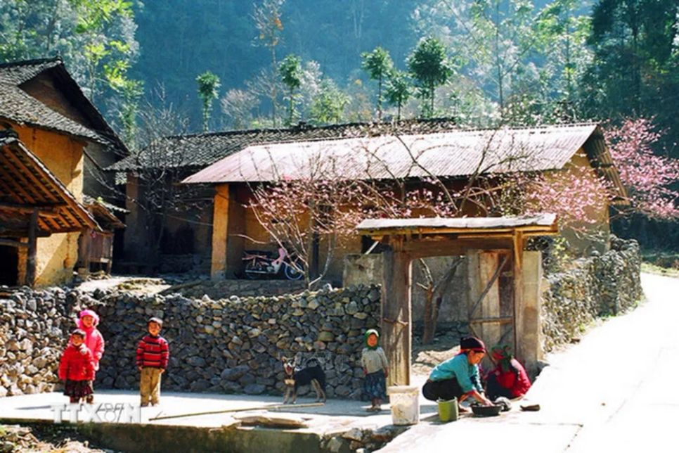 Nằm giữa thung lũng xanh mướt của xã Sủng Là, tỉnh Tuyên Quang, thôn Lũng Cẩm từ lâu được ví như “ốc đảo văn hóa” giữa miền đá xám của vùng cao nguyên đá Đồng Văn.