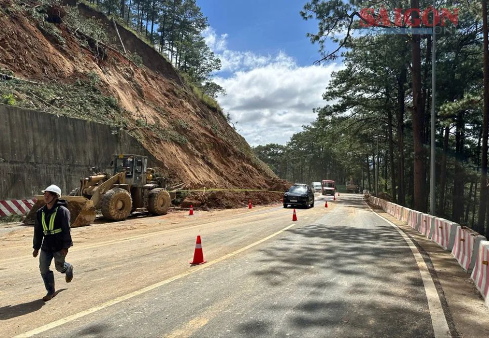 Các phương tiện đã được lưu thông tạm thời qua đèo Prenn trưa 5-12. Ảnh: ĐOÀN KIÊN Các phương tiện đã được lưu thông tạm thời qua đèo Prenn trưa 5-12. Ảnh: ĐOÀN KIÊN