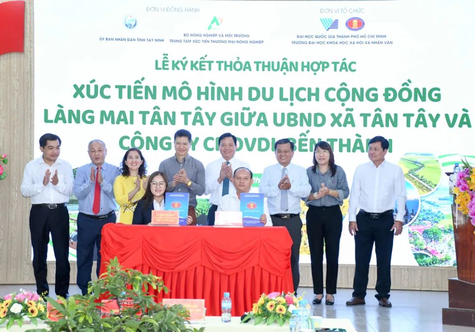 Lãnh đạo tỉnh Tây Ninh cùng các đại biểu chứng kiến UBND xã Tân Tây ký kết với các doanh nghiệp lữ hành xúc tiến mô hình du lịch cộng đồng