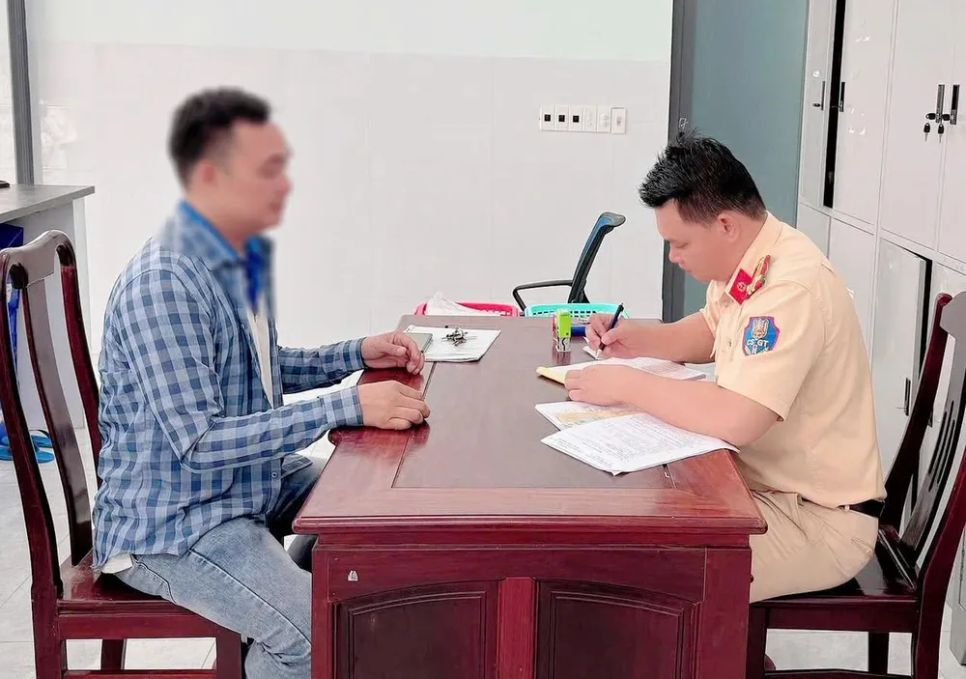 Tài xế N.V.D bị lập biên bản xử phạt. Ảnh: CAT