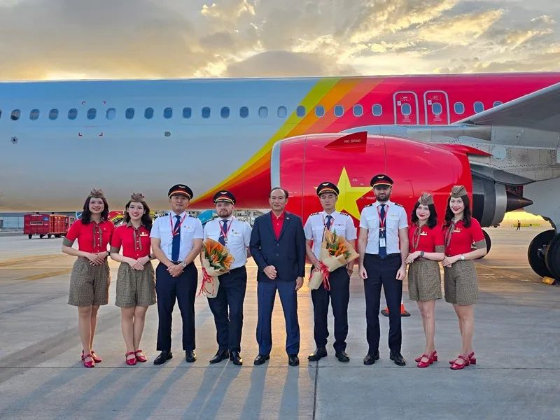 Phó Tổng giám đốc Thường trực Vietjet Tô Việt Thắng (giữa) cùng phi hành đoàn Vietjet chào đón tàu bay mới Phó Tổng giám đốc Thường trực Vietjet Tô Việt Thắng (giữa) cùng phi hành đoàn Vietjet chào đón tàu bay mới