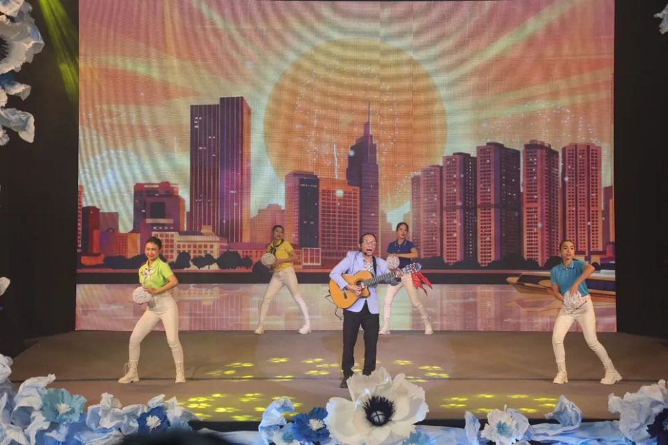 Ca sĩ - nhạc sĩ Hà Chương biểu diễn ca khúc Ca sĩ - nhạc sĩ Hà Chương biểu diễn ca khúc