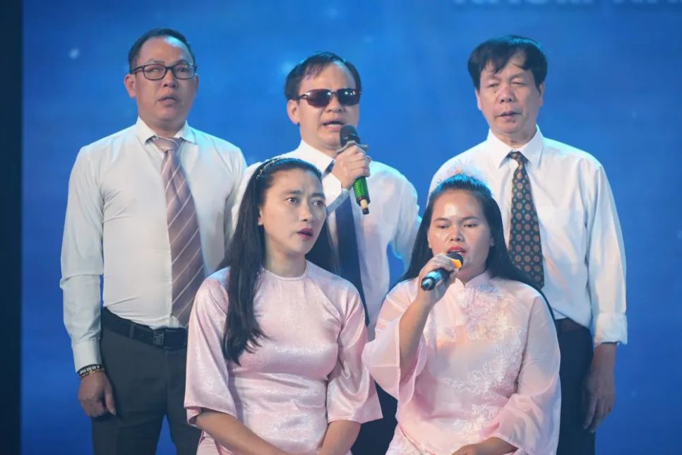 Nhóm nhạc Mimosa – Hội người Mù tỉnh Lâm Đồng biểu diễn bài hát tự sáng tác Nhóm nhạc Mimosa – Hội người Mù tỉnh Lâm Đồng biểu diễn bài hát tự sáng tác