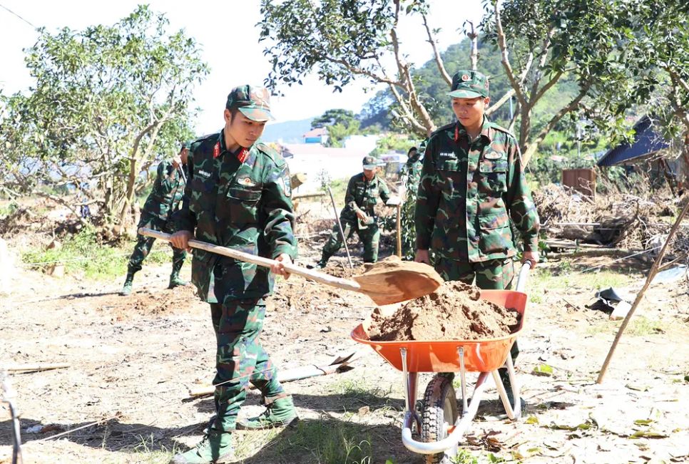 Cán bộ, chiến sĩ Sư đoàn 5, Quân khu 7 chuẩn bị mặt bằng, xây dựng nhà bị sập cho người dân xã D’ran, tỉnh Lâm Đồng. Ảnh: ĐOÀN KIÊN