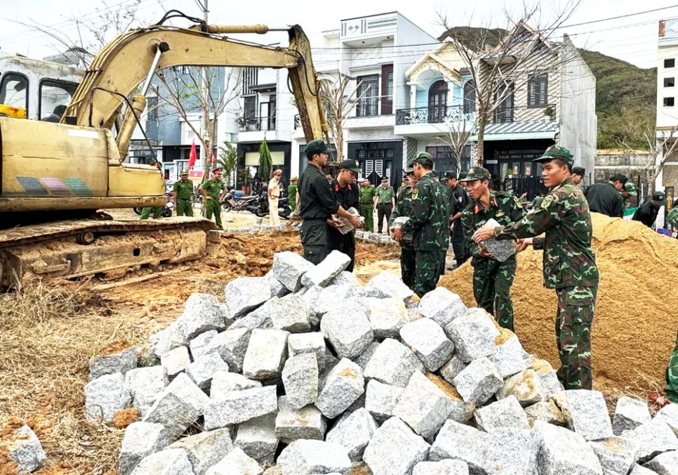 Chuyền gạch tạo nền móng, xây nhà cho người dân bị ảnh hưởng bão số 13 ở bán đảo Nhơn Hải, phường Quy Nhơn Đông, tỉnh Gia Lai. Ảnh: NGỌC OAI