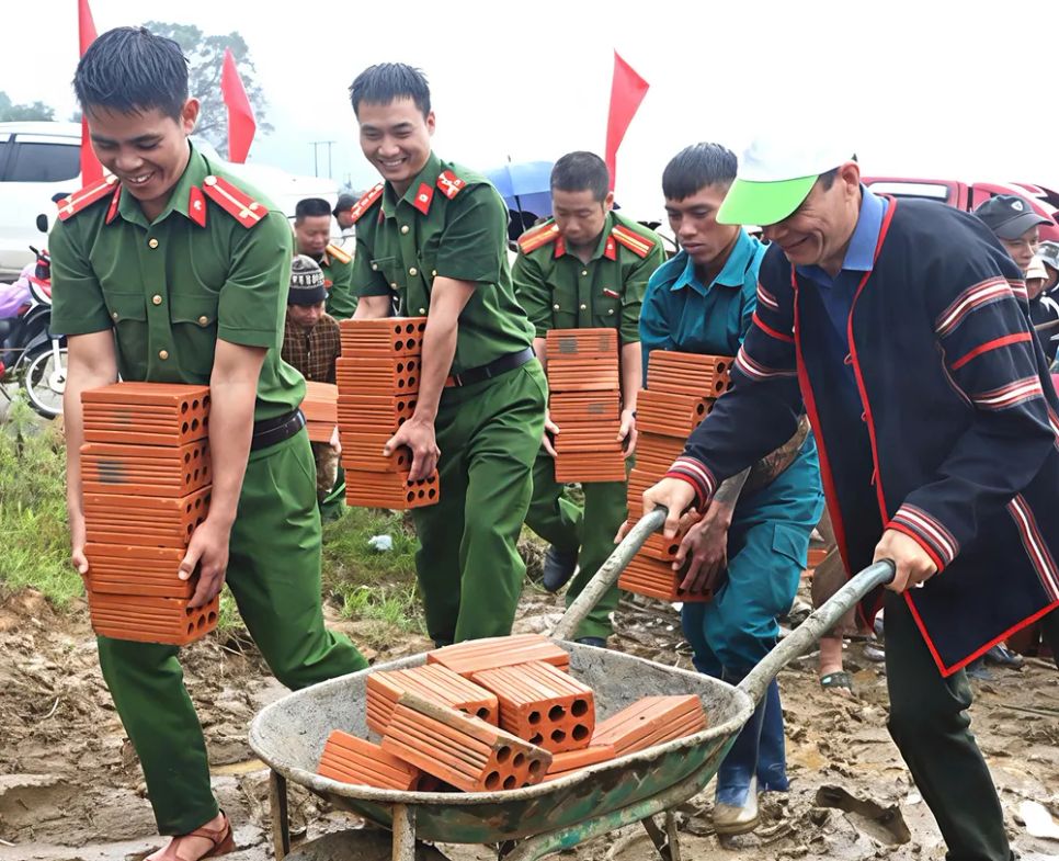 Công an xã Măng Ri (tỉnh Quảng Ngãi) hỗ trợ dựng lại nhà người dân thôn Chung Tam. Ảnh: HỮU PHÚC