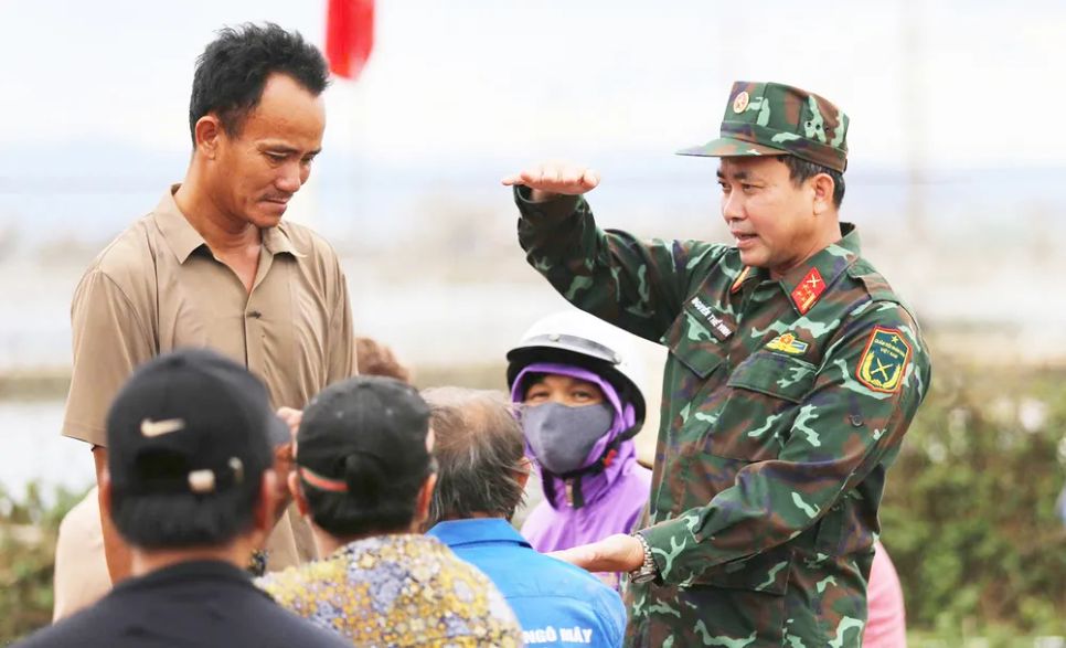 Lực lượng quân đội vận động, hướng dẫn người dân vùng rốn lũ xã Ngô Mây (tỉnh Gia Lai) xây dựng nền móng nhà kiên cố hơn. Ảnh: NGỌC OAI