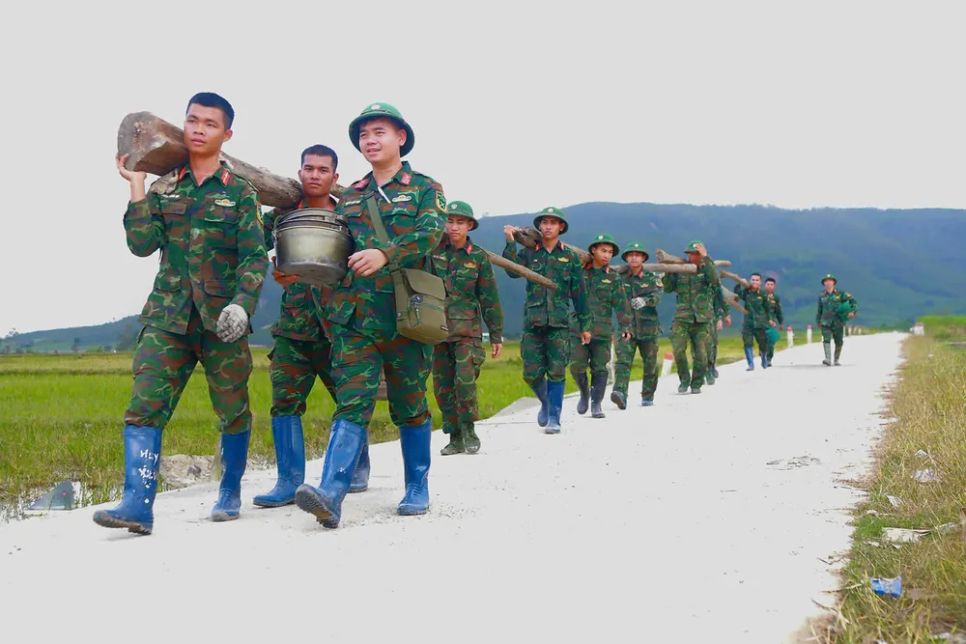 Lực lượng Sư đoàn 10, Quân đoàn 34 tập trung lực lượng xây lại nhà người dân tại xã Xuân Hòa, tỉnh Đắk Lắk. Ảnh: MAI CƯỜNG