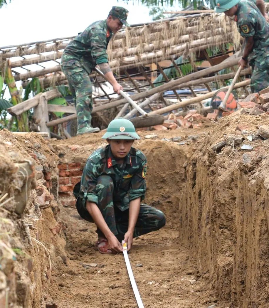  Thần tốc dựng lại nhà người dân vùng lũ