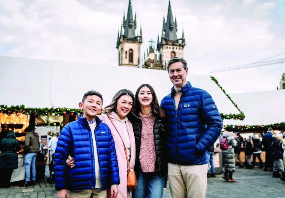 Một gia đình Việt kiều đi chợ Giáng sinh ở Cộng hòa Czech. Ảnh: NAM VINH Một gia đình Việt kiều đi chợ Giáng sinh ở Cộng hòa Czech. Ảnh: NAM VINH