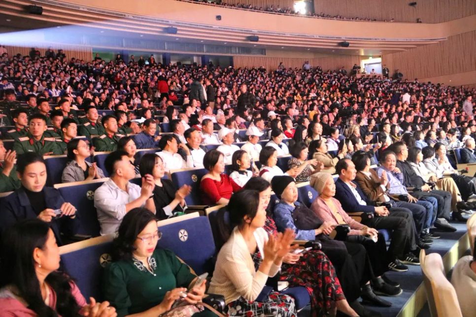 Hơn 1.500 khán giả đã lấp đầy khán phòng
