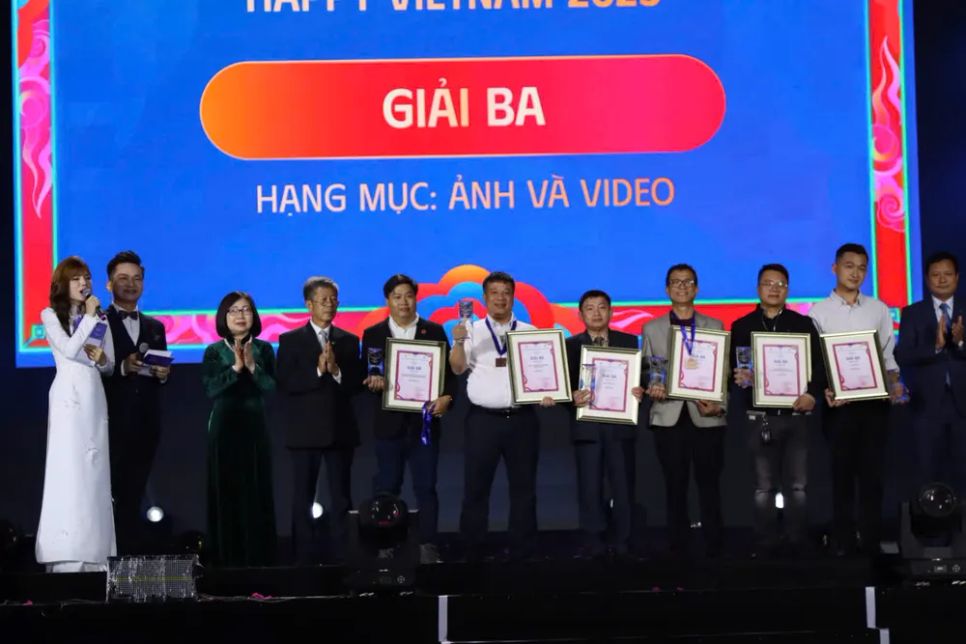 36 tác phẩm đạt “Giải thưởng truyền thông về quyền con người Việt Nam hạnh phúc 2025” 36 tác phẩm đạt “Giải thưởng truyền thông về quyền con người Việt Nam hạnh phúc 2025”