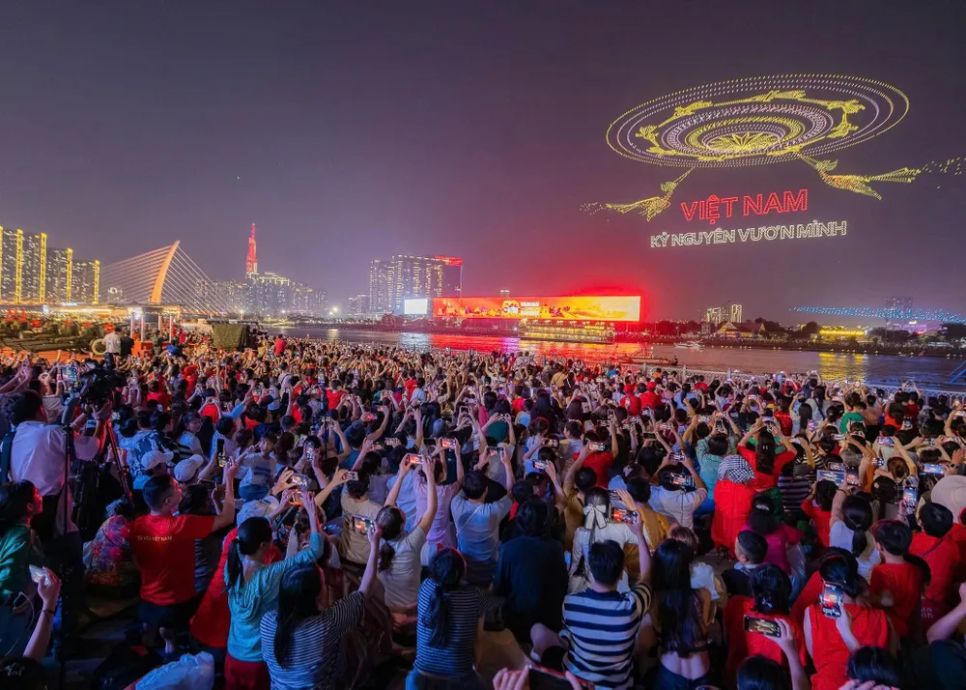 Tác phẩm “Việt Nam - Kỷ nguyên vươn mình” của tác giả Phạm Ngọc Long Thiên được trao giải nhất Tác phẩm “Việt Nam - Kỷ nguyên vươn mình” của tác giả Phạm Ngọc Long Thiên được trao giải nhất