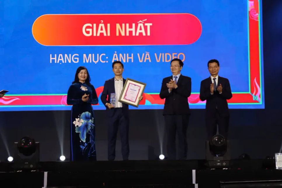 Trao giải nhất hạng mục ảnh và video Trao giải nhất hạng mục ảnh và video