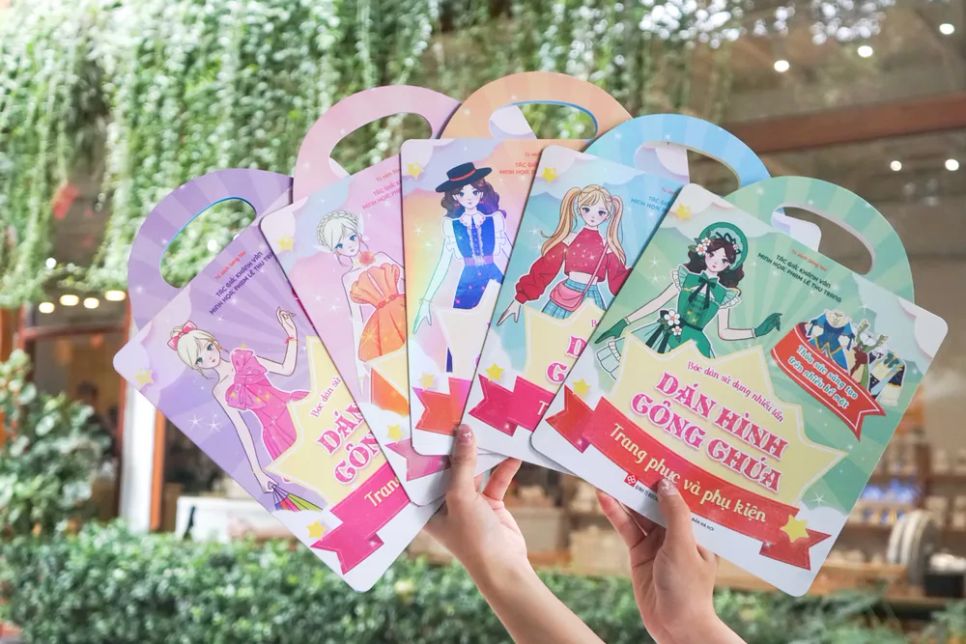 Sách bóc dán hình công chúa là bộ sách được các bé gái yêu thích