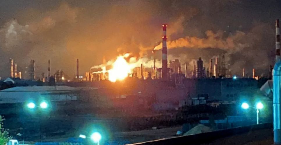 Khói lửa bốc lên từ vụ tấn công nhà máy lọc dầu ở Ryazan. Ảnh: MOSCOW TIMES Khói lửa bốc lên từ vụ tấn công nhà máy lọc dầu ở Ryazan. Ảnh: MOSCOW TIMES