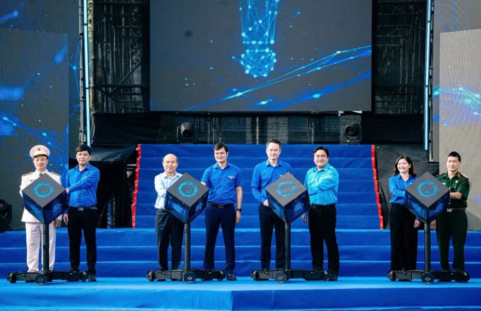 Đại biểu thực hiện nghi thức khai mạc ngày hội