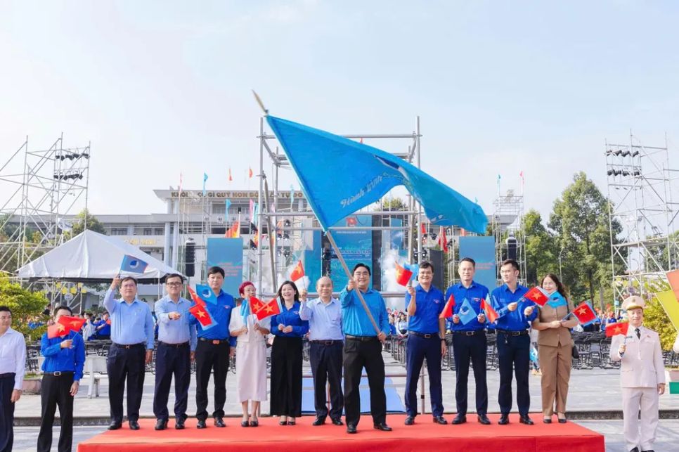 Đại biểu thực hiện nghi thức phát động chương trình đồng diễn