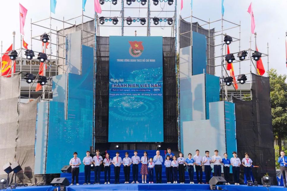 Đồng chí Bùi Quang Huy và đồng chí Trần Văn Bảy trao tặng quà đến 20 học sinh vượt khó học giỏi