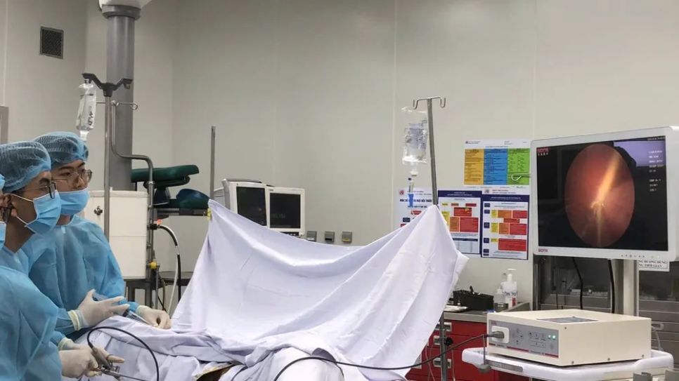 Ê-kíp thực hiện lấy dị vật thành công cho nam sinh 16 tuổi Ê-kíp thực hiện lấy dị vật thành công cho nam sinh 16 tuổi