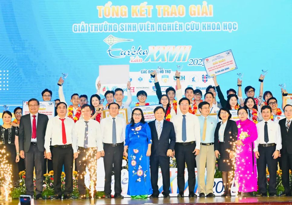 Đại biểu chụp hình lưu niệm tại buổi lễ. Ảnh: VIỆT DŨNG Đại biểu chụp hình lưu niệm tại buổi lễ. Ảnh: VIỆT DŨNG