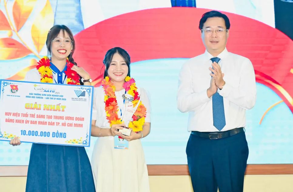 Đồng chí Lê Quốc Phong trao giải nhất cho nhóm tác giả. Ảnh: VIỆT DŨNG Đồng chí Lê Quốc Phong trao giải nhất cho nhóm tác giả. Ảnh: VIỆT DŨNG