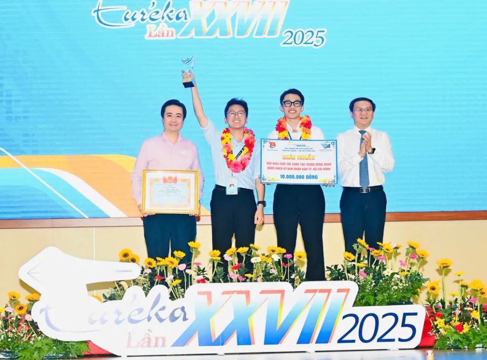 Giám đốc Sở Khoa học và Công nghệ TPHCM Lâm Đình Thắng trao giải nhất cho nhóm tác giả. Ảnh: VIỆT DŨNG Giám đốc Sở Khoa học và Công nghệ TPHCM Lâm Đình Thắng trao giải nhất cho nhóm tác giả. Ảnh: VIỆT DŨNG