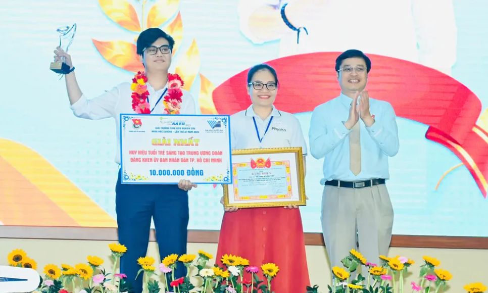 Giám đốc Trung tâm Phát triển Khoa học và Công nghệ trẻ Đoàn Kim Thành trao giải nhất cho nhóm tác giả. Ảnh: VIỆT DŨNG Giám đốc Trung tâm Phát triển Khoa học và Công nghệ trẻ Đoàn Kim Thành trao giải nhất cho nhóm tác giả. Ảnh: VIỆT DŨNG