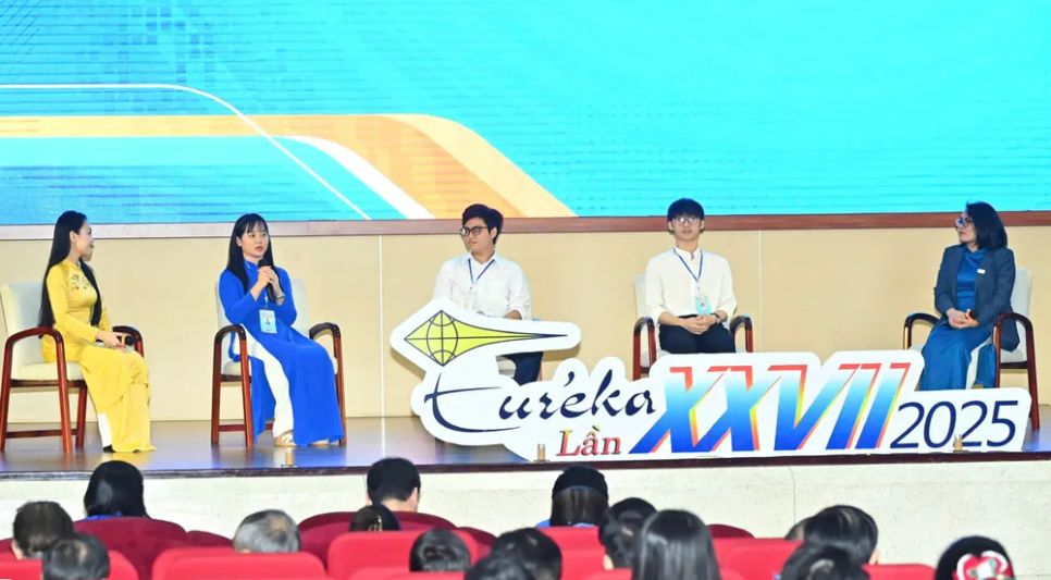 Tác giả đề tài giao lưu tại buổi lễ. Ảnh: VIỆT DŨNG Tác giả đề tài giao lưu tại buổi lễ. Ảnh: VIỆT DŨNG