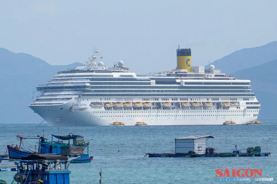 Tàu du lịch quốc tế Costa Serena neo ở vịnh Nha Trang. Ảnh: HIẾU GIANG Tàu du lịch quốc tế Costa Serena neo ở vịnh Nha Trang. Ảnh: HIẾU GIANG