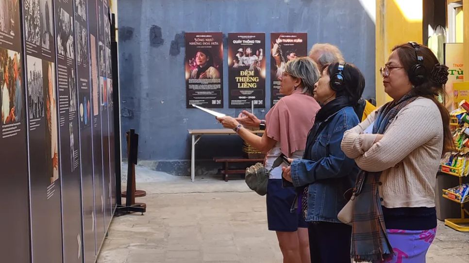 Khách du lịch quốc tế tham quan di tích nhà tù Hỏa Lò tại Hà Nội Khách du lịch quốc tế tham quan di tích nhà tù Hỏa Lò tại Hà Nội