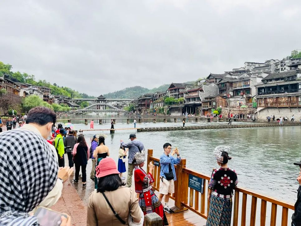 Du khách Việt Nam tham quan Phượng Hoàng Cổ trấn (Hồ Nam, Trung Quốc)