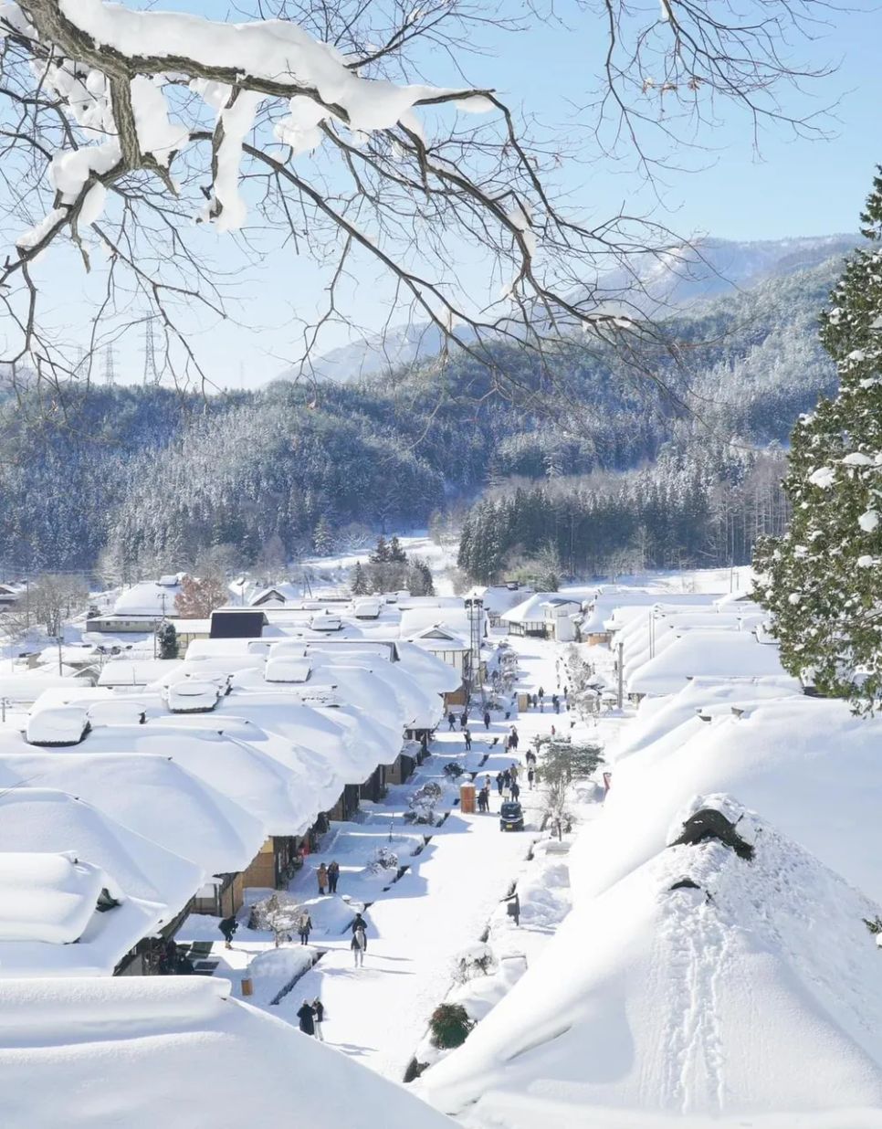 Một ngôi làng ở Nhật Bản bao phủ bởi lớp tuyết trắng xóa