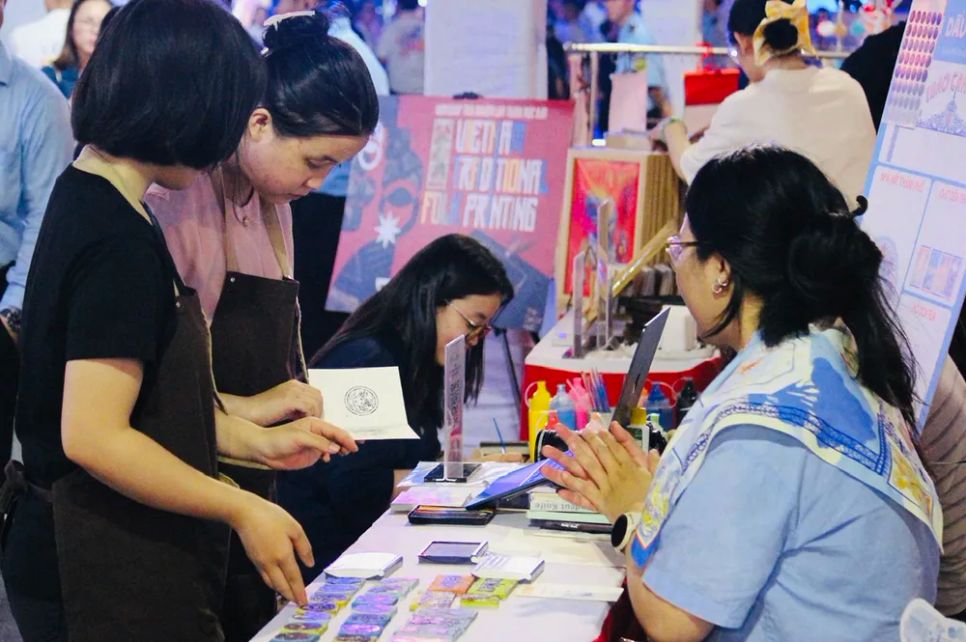 Người dân, du khách tham quan một gian hàng tại khu vực tiểu đảo trước chợ Bến Thành vào tối 5-12