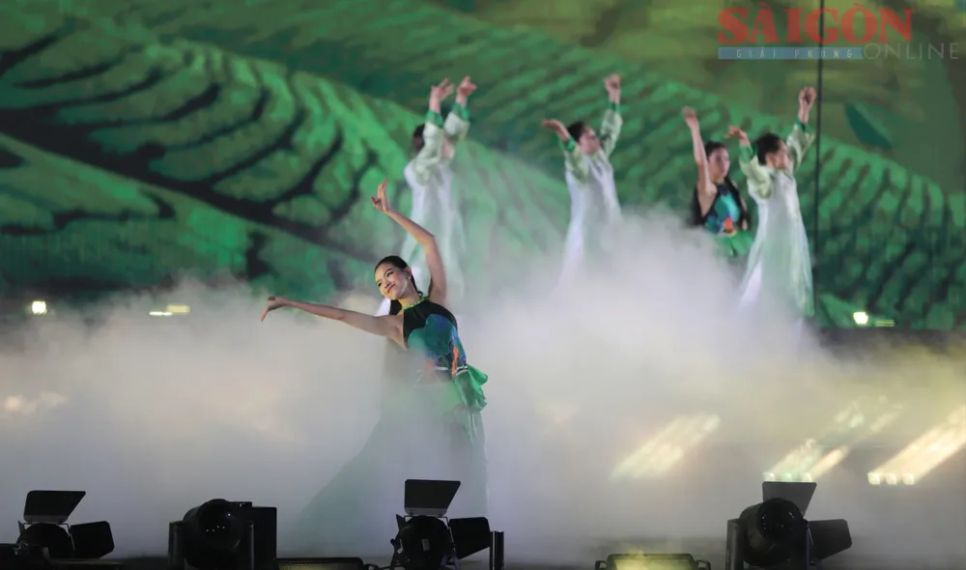 Các tiết mục đặc sắc tại buổi bế mạc Lễ hội Trà quốc tế 2025. Ảnh: ĐOÀN KIÊN Các tiết mục đặc sắc tại buổi bế mạc Lễ hội Trà quốc tế 2025. Ảnh: ĐOÀN KIÊN