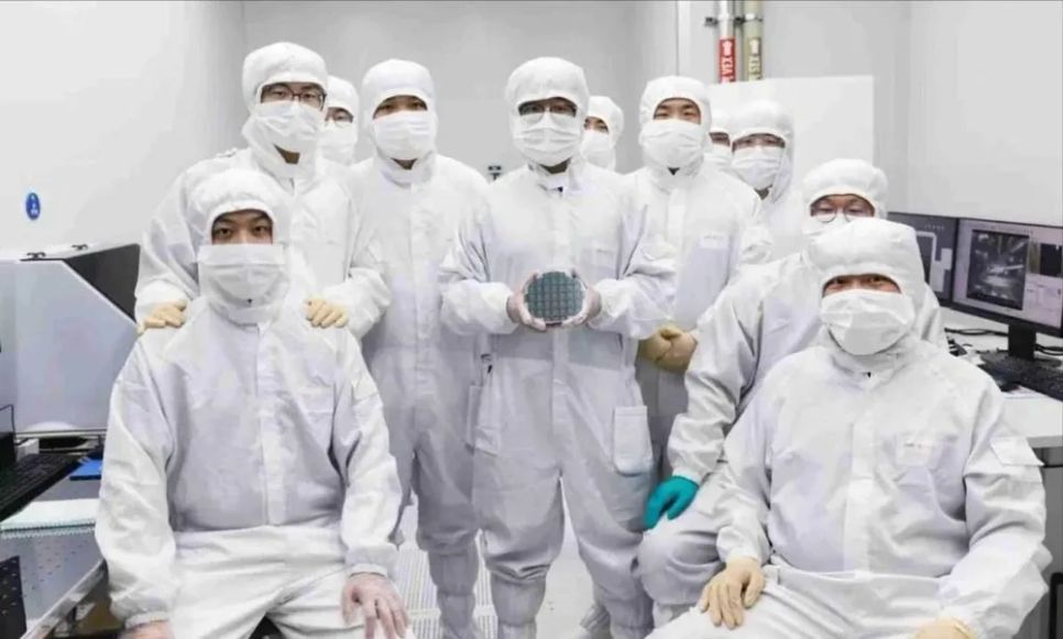 Đội ngũ nghiên cứu của CHIPX vừa giành được Giải thưởng Công nghệ hàng đầu tại Hội nghị Internet thế giới 2025. Ảnh: SCMP Đội ngũ nghiên cứu của CHIPX vừa giành được Giải thưởng Công nghệ hàng đầu tại Hội nghị Internet thế giới 2025. Ảnh: SCMP