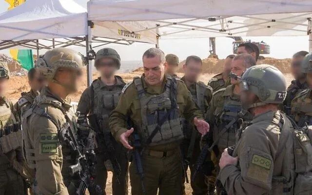 Tổng tham mưu trưởng Lực lượng Phòng vệ Israel, Trung tướng Eyal Zamir (giữa) phát biểu trước quân đội ở Dải Gaza, ngày 7-12. Ảnh : IDF Tổng tham mưu trưởng Lực lượng Phòng vệ Israel, Trung tướng Eyal Zamir (giữa) phát biểu trước quân đội ở Dải Gaza, ngày 7-12. Ảnh : IDF