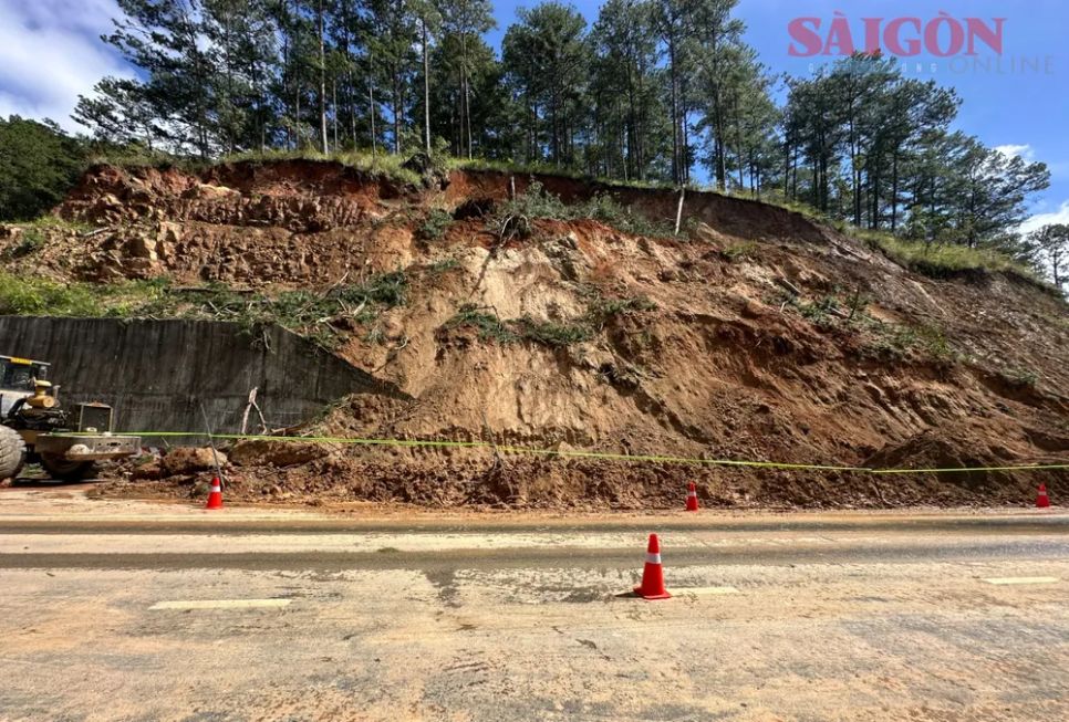 Tiếp tục cấm phương tiện lưu thông qua đèo Prenn để chống sạt lở Tiếp tục cấm phương tiện lưu thông qua đèo Prenn để chống sạt lở