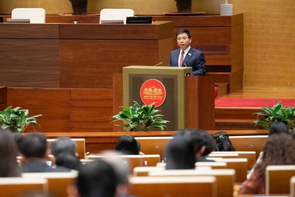 Bộ trưởng Nguyễn Văn Thắng trình bày tờ trình của Chính phủ. Ảnh: Media Quốc hội Bộ trưởng Nguyễn Văn Thắng trình bày tờ trình của Chính phủ. Ảnh: Media Quốc hội