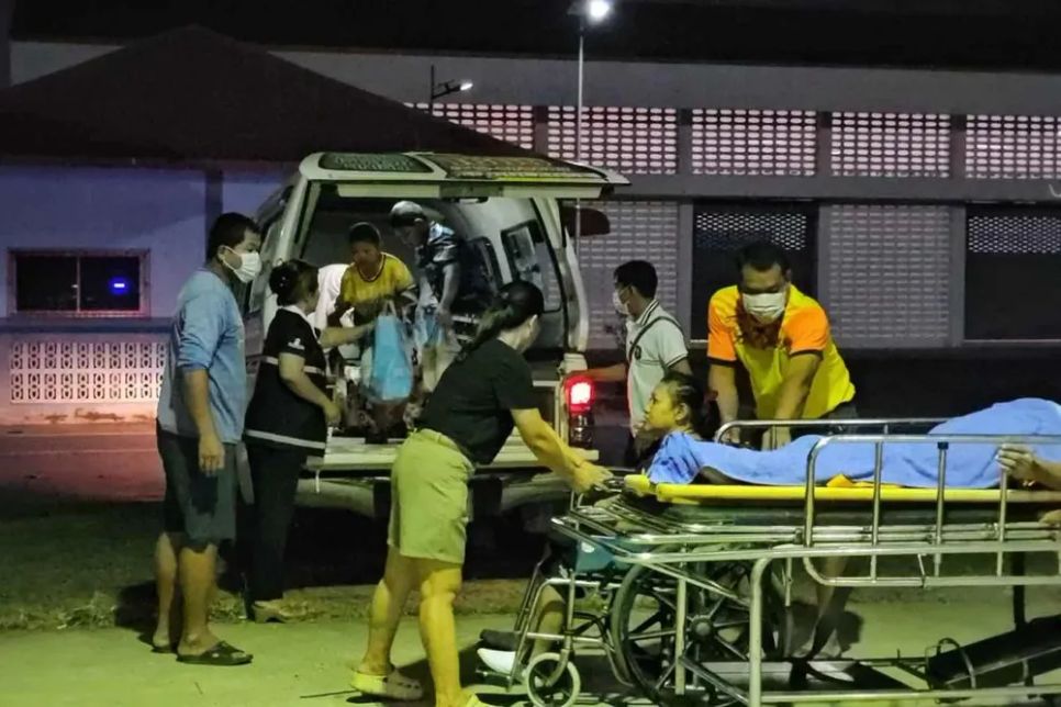 Bệnh nhân tại bệnh viện Thái Lan được sơ tán khỏi huyện Ban Kruat, Buri Ram, giáp biên giới Campuchia. Ảnh: S<span style=