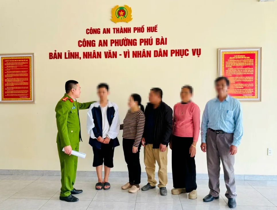 Công an bàn giao nạn nhân cho người thân